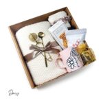 Warm and cozy gift box daisy mug