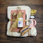 Daisy mug with cream blanket, tea gift box